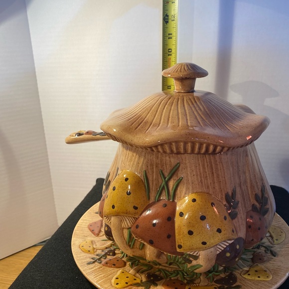 Vintage Handmade Ceramic Arnel’s Mushroom Soup Tureen with Lid, Ladle, and plate - Picture 3 of 16